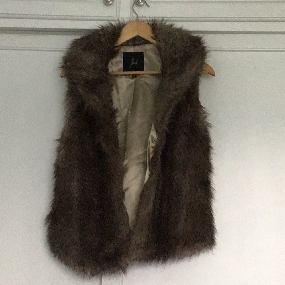 Sleeveless faux fur jacket
